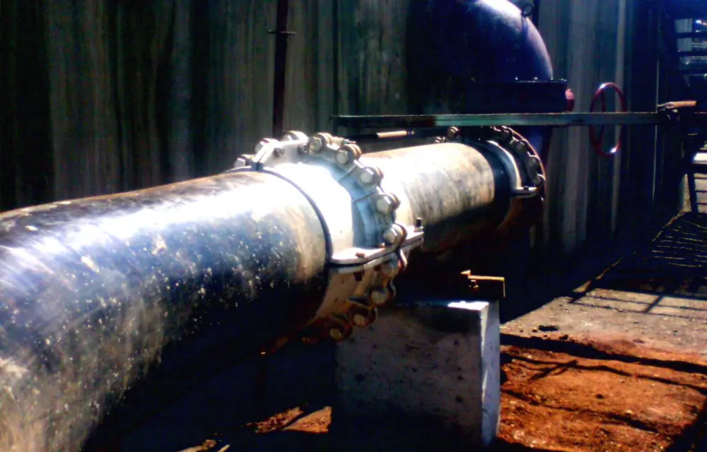 Transport of high corrosive material from the thickeners to the neutralization plant