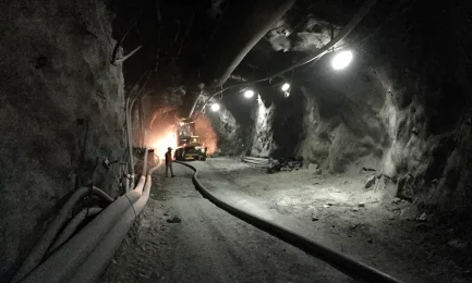 Установка подвесных труб Pexgol в шахте