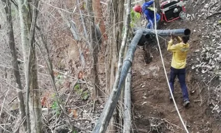 Installation of a drainage system between a well and a mining dam.